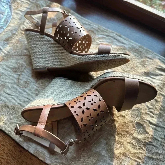 Michael Kors Womens Darci Espadrille Wedges Platforms
Sandals Heels-Size 7M - Picture 5 of 8